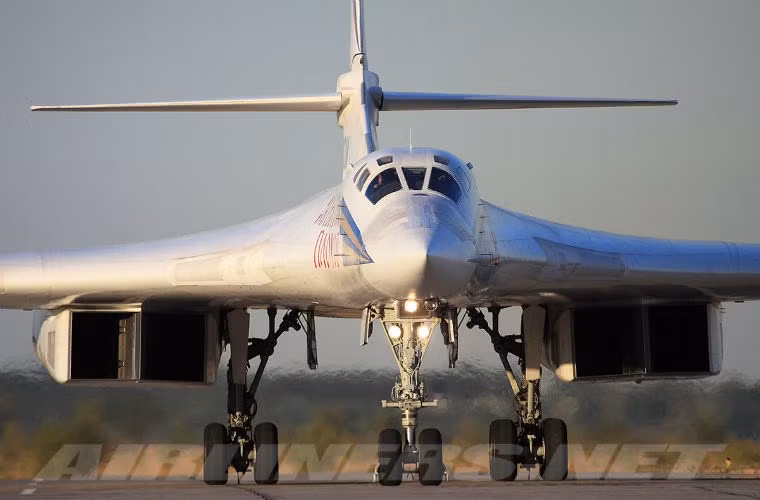 Máy bay Tu-160 dài 54,1m, cao 13,1m, trọng lượng cất cánh tối đa tới 275 tấn. Điều này biến nó trở thành máy bay ném bom nói riêng và chiến đấu cơ nói chung lớn nhất thế giới từng được chế tạo (B-52 chỉ có trọng lượng cất cánh tối đa 220 tấn, B-2 vào khoảng 170 tấn).