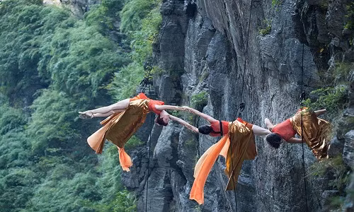 Họ thực hiện cả những màn nhào lộn ngay trên vách đá ở độ cao chót vót.