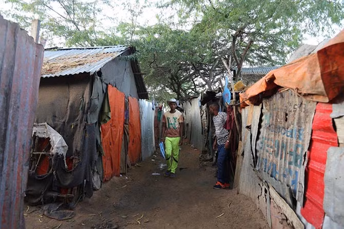 “Cuộc sống ở đây rất khó khăn. Đôi khi xảy ra những vụ nổ gần khu trại khiến đường phố bị phong tỏa và tôi không thể đi làm”, Noor chia sẻ.