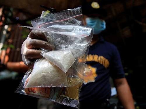 Cảnh sát Quốc gia Philippines (PNP) tịch thu những gói methamphetamine của các nghi phạm ma túy trong chiến dịch ở thành phố Quiapo hôm 3/7/2016.