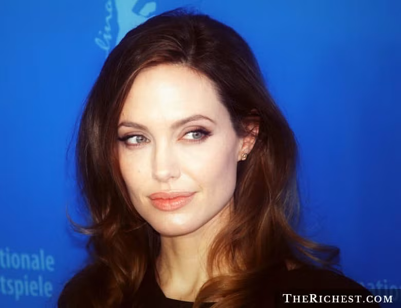 Sau khi Angelina Jolie phải phẫu thuật cắt bỏ bộ ngực ngừa ung thư hồi năm 2013, cô đã thay đổi hoàn toàn thay đổi về quan niệm sống. Điều này được cho là một trong những nguyên nhân khiến hôn nhân đổ vỡ.