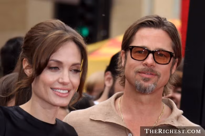 Angelina Jolie và Brad Bitt đều có cuộc sống bận rộn. Jolie không chỉ là một người mẹ, người vợ, diễn viên mà cô còn tham gia vào nhiều hoạt động từ thiện trong khi Brad Bitt cũng có cuộc sống riêng cùng công việc bận rộn,...