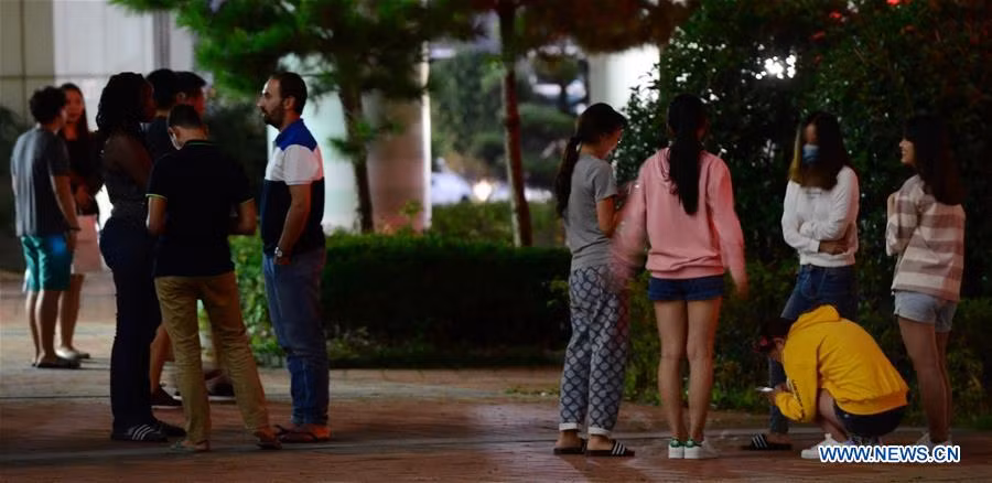 Các sinh viên đứng bên ngoài ký túc xá ở Busan sau trận động đất. Ảnh: THX.