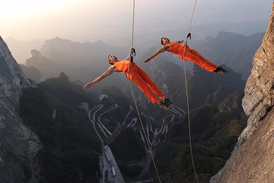 Màn trình diễn của các vũ công Mỹ được thực hiện trên vách đá cao chót vót ở núi Thiên Môn Sơn, Trương Gia Giới, tỉnh Hồ Nam, Trung Quốc.