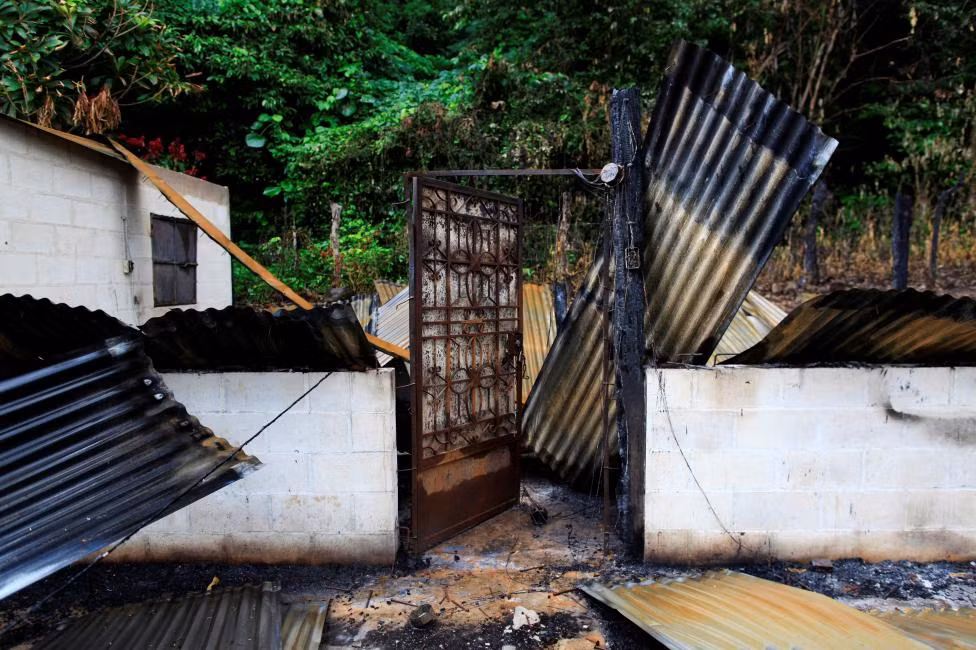 Một ngôi nhà bị đốt cháy ở làng El Castano hôm 27/9.