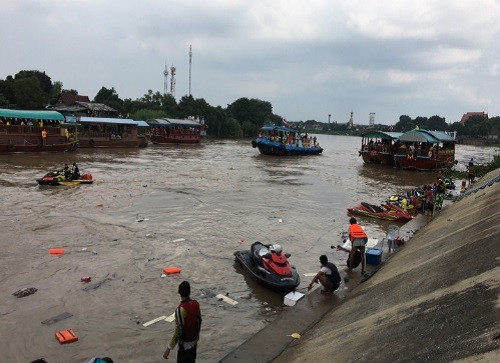 Theo thông tin ban đầu, con thuyền Sombat Mongkolchai chở khoảng 150 hành khách đã bị lật sau khi va vào một trụ cầu trên sông Chao Praya, tại vị trí gần chùa Sanam Chai ở Ayutthaya.