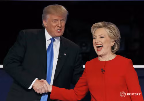 Hai ứng viên tổng thống Mỹ bắt tay nhau vào cuối buổi tranh luận.