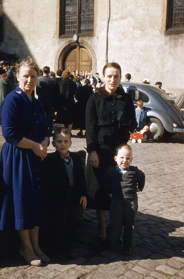 Hai người phụ nữ và con trai của họ trong bức ảnh chụp ở Rothenburg, Đức, năm 1957.