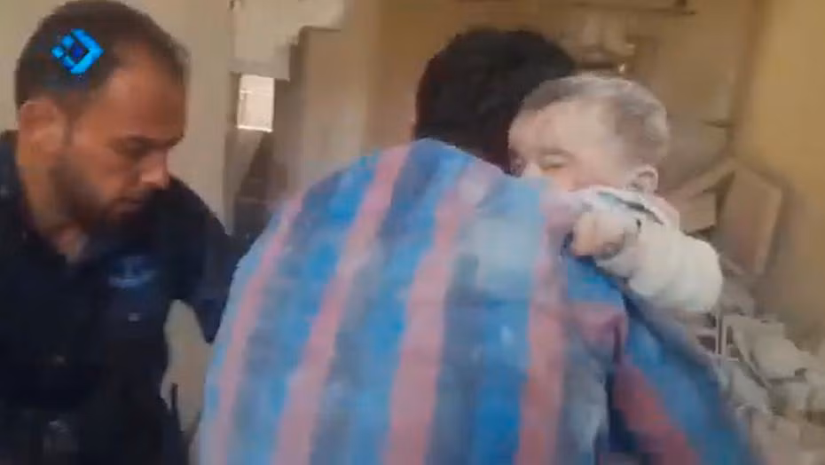 Một lớp bụi bao phủ khắp người em nhỏ Syria.