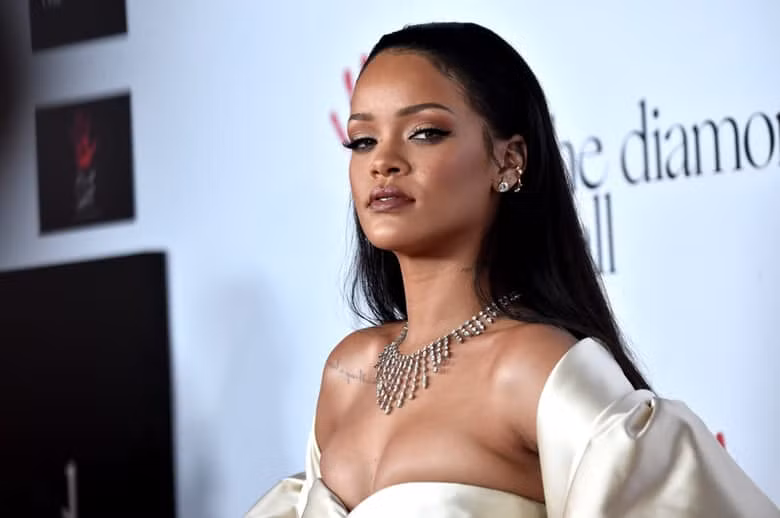 Ca sĩ Rihanna hiểu rằng cô có thể thu hút sự chú ý của cánh mày râu mọi lúc và biết cách tận dụng điều này. Cô từng có mối quan hệ với vận động viên Matt Kemp hay diễn viên Leo, ca sĩ Drake...