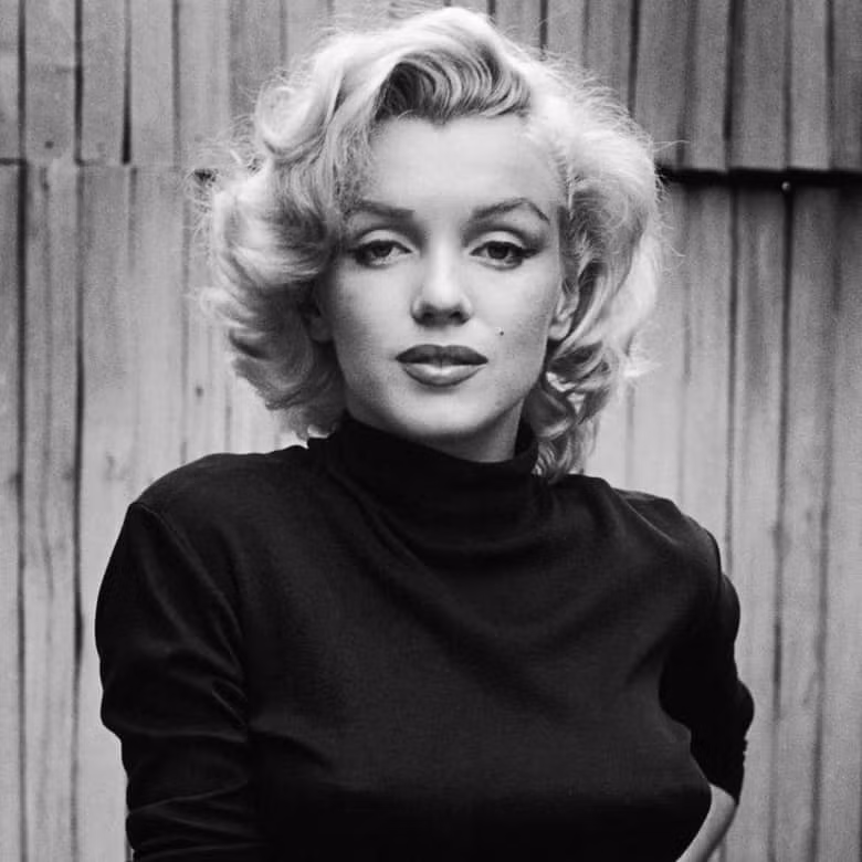Nổi tiếng với hình tượng một cô gái tóc vàng gợi cảm, diễn viên Marilyn Monroe trở thành một trong những biểu tượng sex nổi tiếng nhất thập niên 1950. Cô có 3 đời chồng là James Dougherty (1942–1946), Joe DiMaggio (1954–1955) và Arthur Miller (1956–1961).