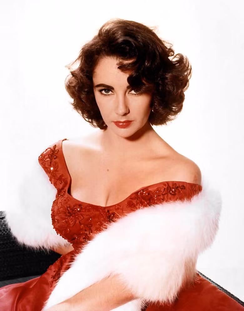Chuyện tình của nữ diễn viên Elizabeth Taylor cũng khá ồn ào. Năm cô 16 tuổi, tỷ phú Howard Hughes được cho là đã trả cho bố mẹ Taylor một khoản tiền khổng lồ để được cưới nữ diễn viên xinh đẹp này. Được biết, Taylor từng kết hôn 8 lần và có lẽ người tình nổi tiếng nhất của cô là diễn viên Richard Burton.