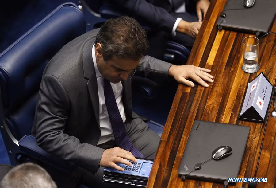 Thượng nghị sĩ Aecio Neves tham gia bỏ phiếu trong phiên luận tội bà Rousseff.