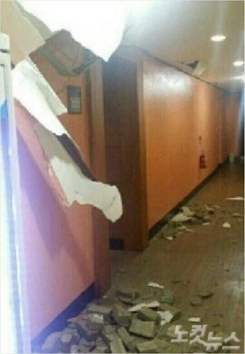 Do ảnh hưởng của động đất, nhiều tòa nhà bị rung lắc mạnh, cửa kính bị vỡ, tường và sàn nhà bị nứt. Ảnh: News1.