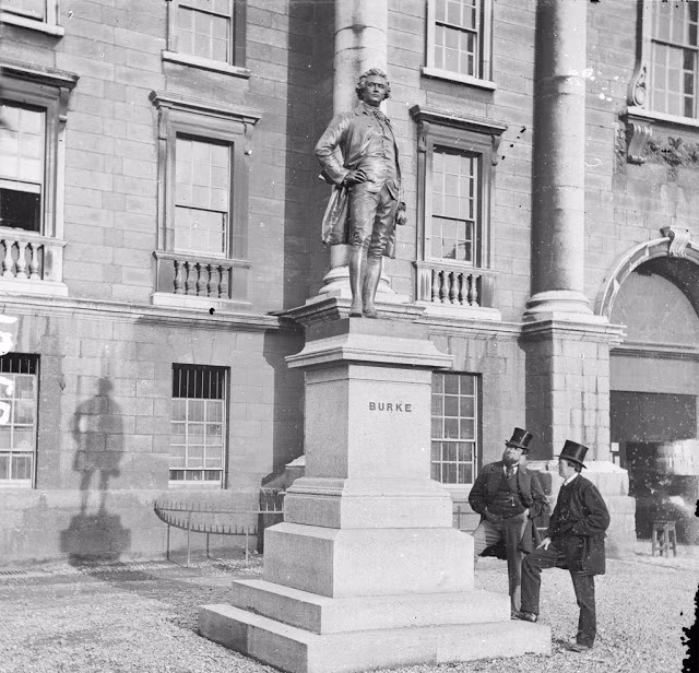 Bức tượng Edmund Burke bên ngoài trường Đại học Trinity College ở thủ đô Dublin của Ireland. Ảnh chụp trong khoảng thời gian từ năm 1868 đến 1870.