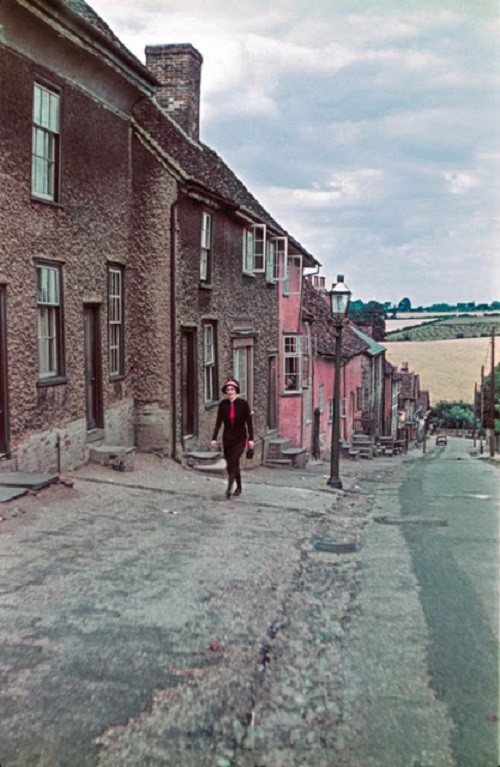 Người phụ nữ đi bộ trên đường phố Prentice, Lavenham, Suffolk, năm 1939.