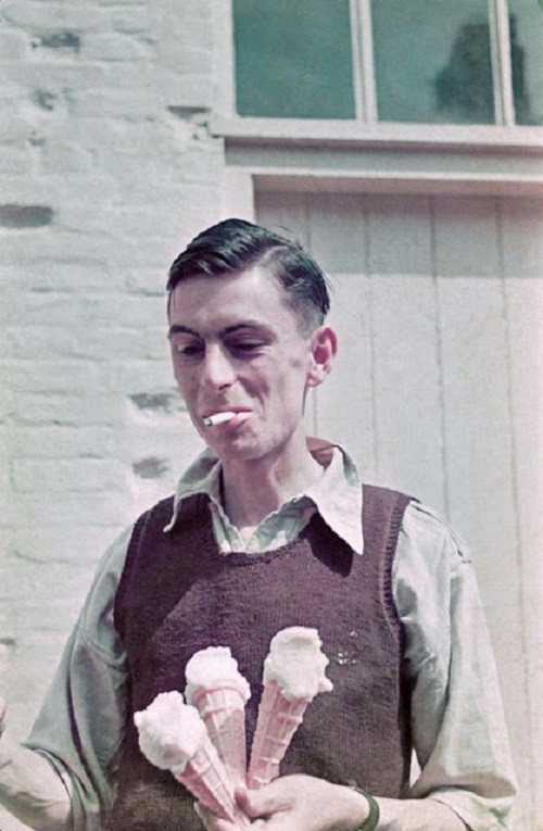 Người đàn ông ở Norfolk vừa hút thuốc vừa cầm những que kem trên tay.