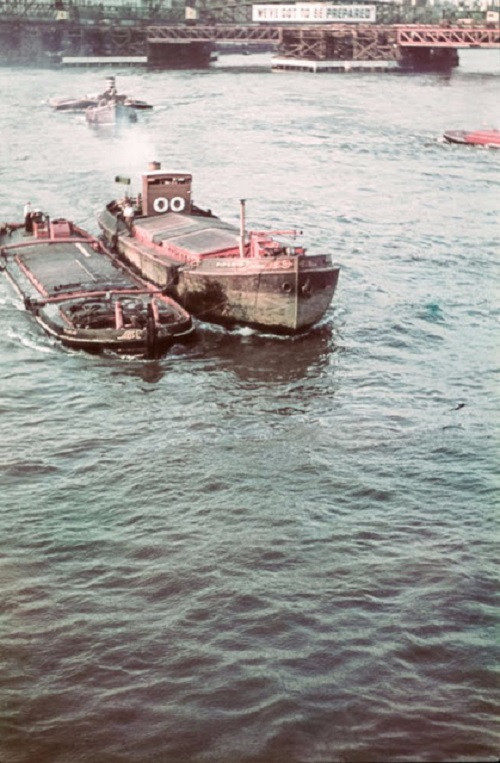 Dòng sông Thames êm đềm chảy qua London năm 1939.