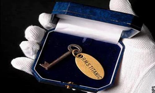 Thảm kịch Titanic có thể đã không xảy ra nếu ngày ấy sĩ quan David Blair không quên gửi lại chiếc chìa khóa cho thủy thủ đoàn khi ông chuyển sang một con tàu khác. Chiếc chìa khóa có thể giúp họ sử dụng ống nhòm quan sát để nhìn thấy tảng băng trôi sớm hơn và tránh được tai nạn thảm khốc.