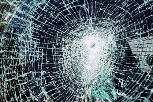 Kính chắn gió tình cờ được phát minh năm 1903 sau khi nhà khoa học Pháp Edouard Benedictus làm rơi một bình thủy tinh chứa cellulose nhựa và nitrat mà nó không bị vỡ tan thành từng mảnh.