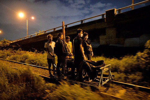 Thi thể hai đối tượng buôn bán methamphetamine bị cảnh sát Philippines bắn chết được đưa ra khỏi hiện trường hôm 18/8.