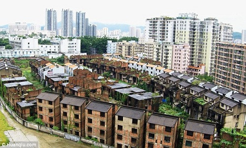 Daily Mail đưa tin, khu biệt thự “ma” gồm hơn 120 tòa nhà chưa hoàn thiện đã bị bỏ hoang ở một trong những thành phố hiện đại nhất Trung Quốc suốt hơn hai thập kỷ qua.