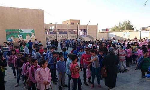 Học sinh Syria xếp hàng vào lớp.