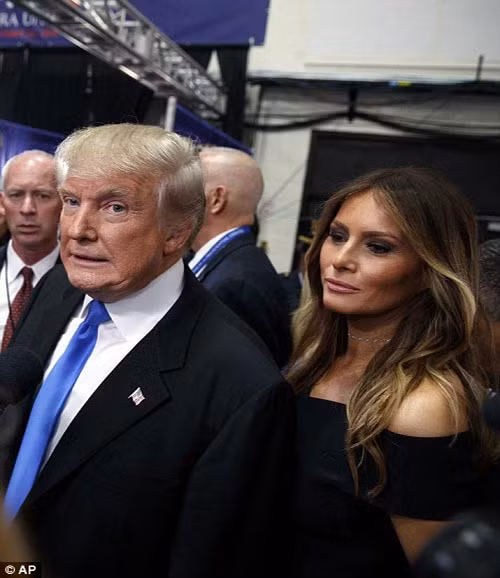 Vợ chồng tỷ phú Trump bị truyền thông “bao vây” sau cuộc tranh luận.