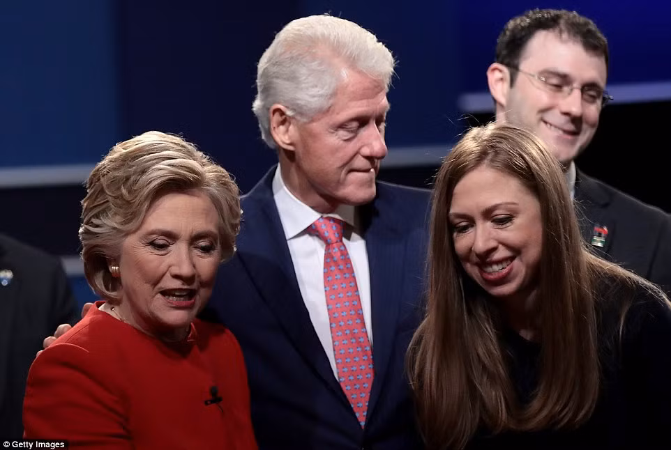 Các thành viên trong gia đình bà Clinton đều rất vui vẻ thoải mái sau cuộc tranh luận.