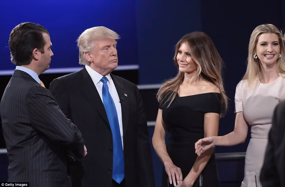 Tỷ phú Donald Trump tỏ ra rất tự tin sau màn “đấu khẩu” với bà Clinton.