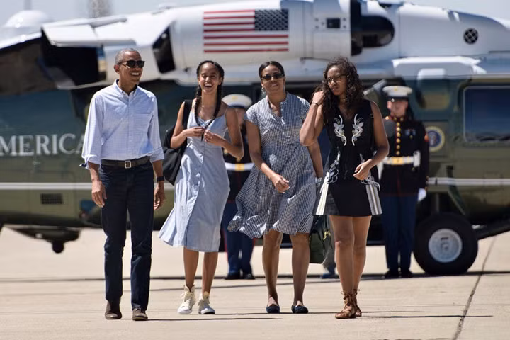 Năm 2016: Tổng thống Obama, phu nhân Michelle, Malia và Sasha bước xuống từ chuyên cơ Air Force One sau chuyến du lịch gia đình tới Công viên quốc gia Yosemite trong tháng 6 năm 2016.