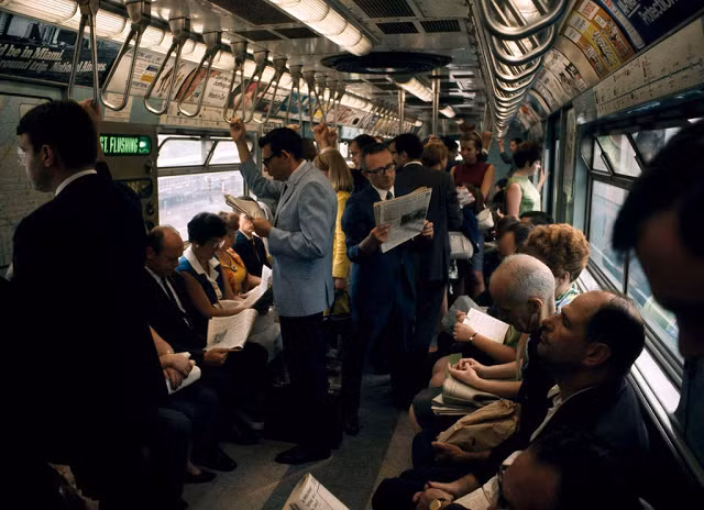 Khung cảnh đông đúc trên một chuyến xe ở thành phố New York năm 1966.