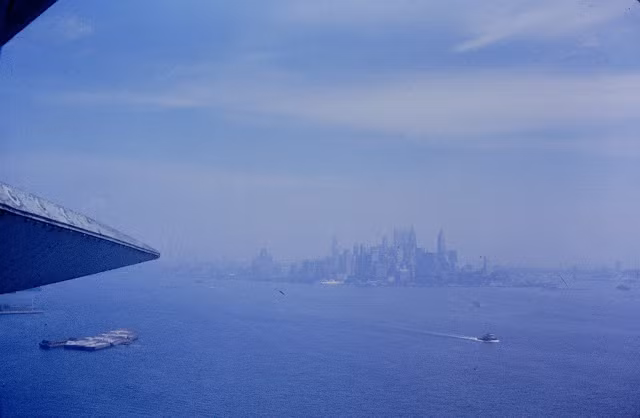 Quang cảnh quận Manhattan của thành phố New York nhìn từ bức tượng Nữ thần Tự do vào tháng 8/1964.