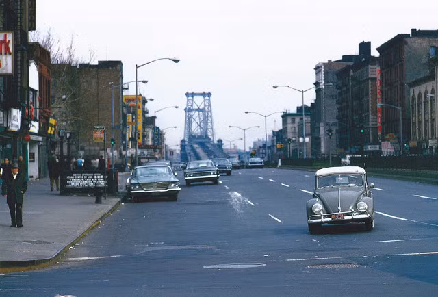 Những chiếc ô tô trên đường phố Delancey và Norfolk ở thành phố New York năm 1966.