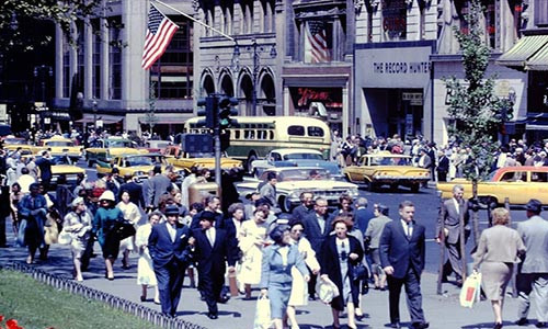 Cảnh tượng đông đúc, nhộn nhịp ở đại lộ 5 của thành phố New York hồi năm 1961.