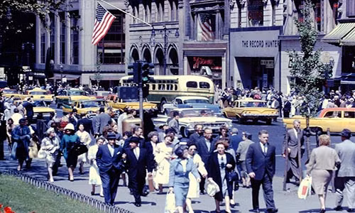Cảnh tượng đông đúc, nhộn nhịp ở đại lộ 5 của thành phố New York hồi năm 1961.
