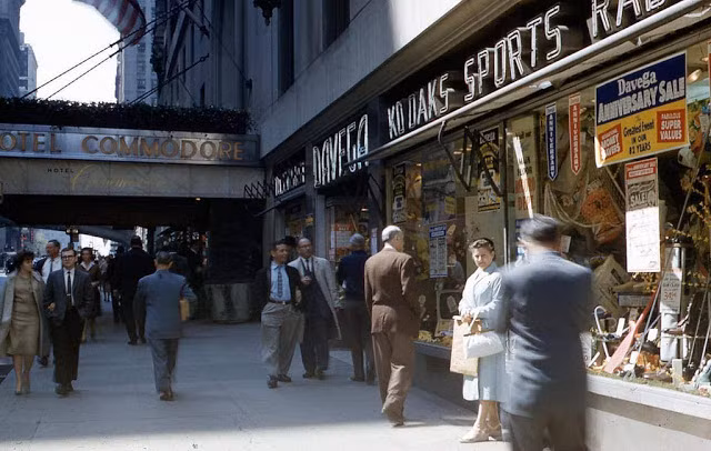Người dân New York đi qua một cửa hàng ở đại lộ Lexington năm 1961.