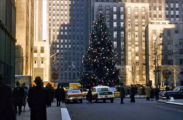 Cây thông Noel được đặt tại trung tâm Rockefeller ngày 19/12/1962.