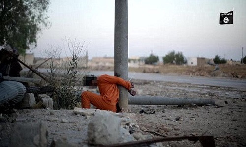 Mức độ tàn bạo của nhóm IS chưa dừng lại ở đó. Những hình ảnh cuối trong đoạn video cho thấy một chiến binh IS chặt đầu tù binh trên.