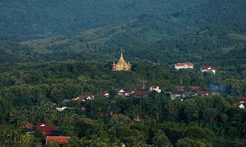 Cố đô Luang Prabang nhìn từ núi Phousi.