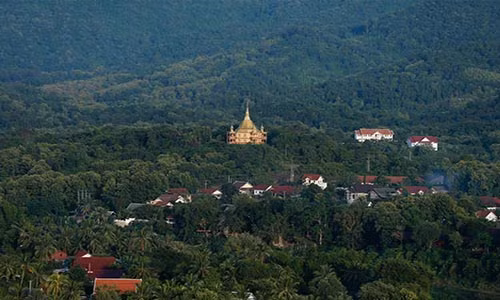 Cố đô Luang Prabang nhìn từ núi Phousi.