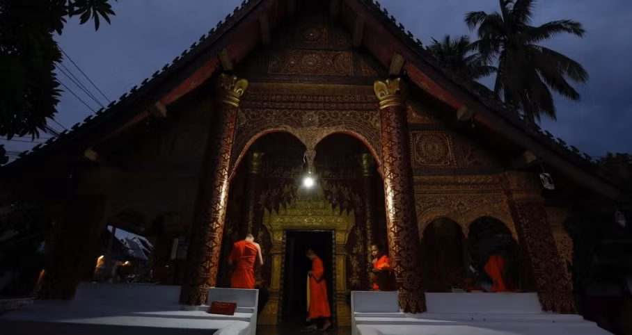 Các nhà sư ở chùa Wat Sibounheuang.