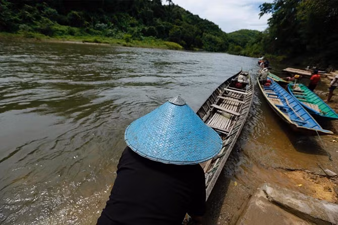 Được UNESCO công nhận là Di sản Thế giới năm 1995, thành phố Luang Prabang có nhiều khu di tích lịch sử thu hút đông đảo du khách. Các du khách đến từ các quốc gia láng giềng như Thái Lan, Việt Nam, Trung Quốc cùng với Hàn Quốc, Nhật Bản, Châu Âu và Bắc Mỹ,...