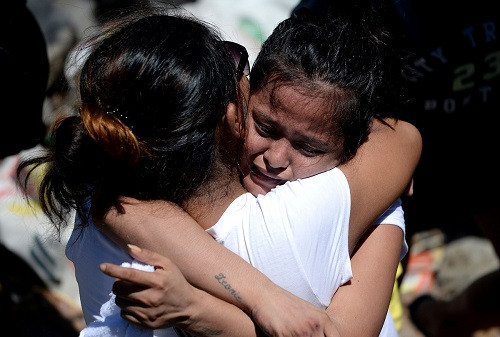 Jennilyn Olayres (phải) gào khóc trong lễ tang của chồng cô, Michael Siaron, tại nghĩa trang ở Manila hôm 3/8.