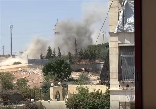 Khói bốc lên tại khu vực xảy ra giao tranh giữa các lực lượng Syria và nhóm khủng bố Jeish al-Fatah.