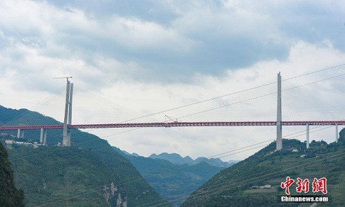 Cây cầu ấn tượng này sẽ nối liền hai tỉnh Vân Nam và Quý Châu của Trung Quốc.