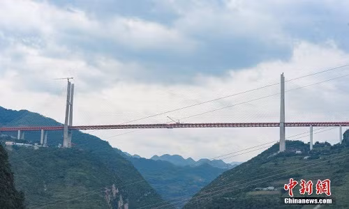 Cây cầu ấn tượng này sẽ nối liền hai tỉnh Vân Nam và Quý Châu của Trung Quốc.