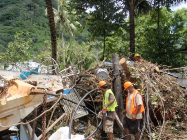 Tonga cũng là quốc gia có nguy cơ cao bị thiên nhiên tàn phá. Một trận động đất gần Samoa từng gây ra cơn sóng thần đổ bộ vào Tonga, làm đảo lộn cuộc sống của người dân nước này.