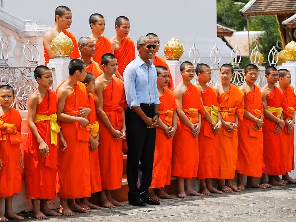  Tổng thống Obama chụp hình cùng các nhà sư. Chùa Wat Xieng Thong nằm cạnh ngã ba sông Mekong và Nam Khan, trong một khuôn viên rộng lớn với hơn 20 công trình lớn nhỏ.