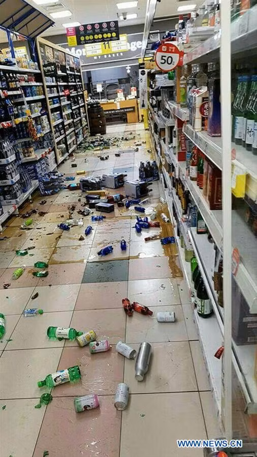 Được biết, trận động đất mạnh 5,8 độ Richter này xảy ra sau một trận động đất có cường độ 5,1 độ Richter lúc 19h44 tối cùng ngày ở khu vực phía nam Gyeogju. Ảnh: Đồ dùng trong siêu thị rơi xuống sàn nhà. Ảnh: THX.